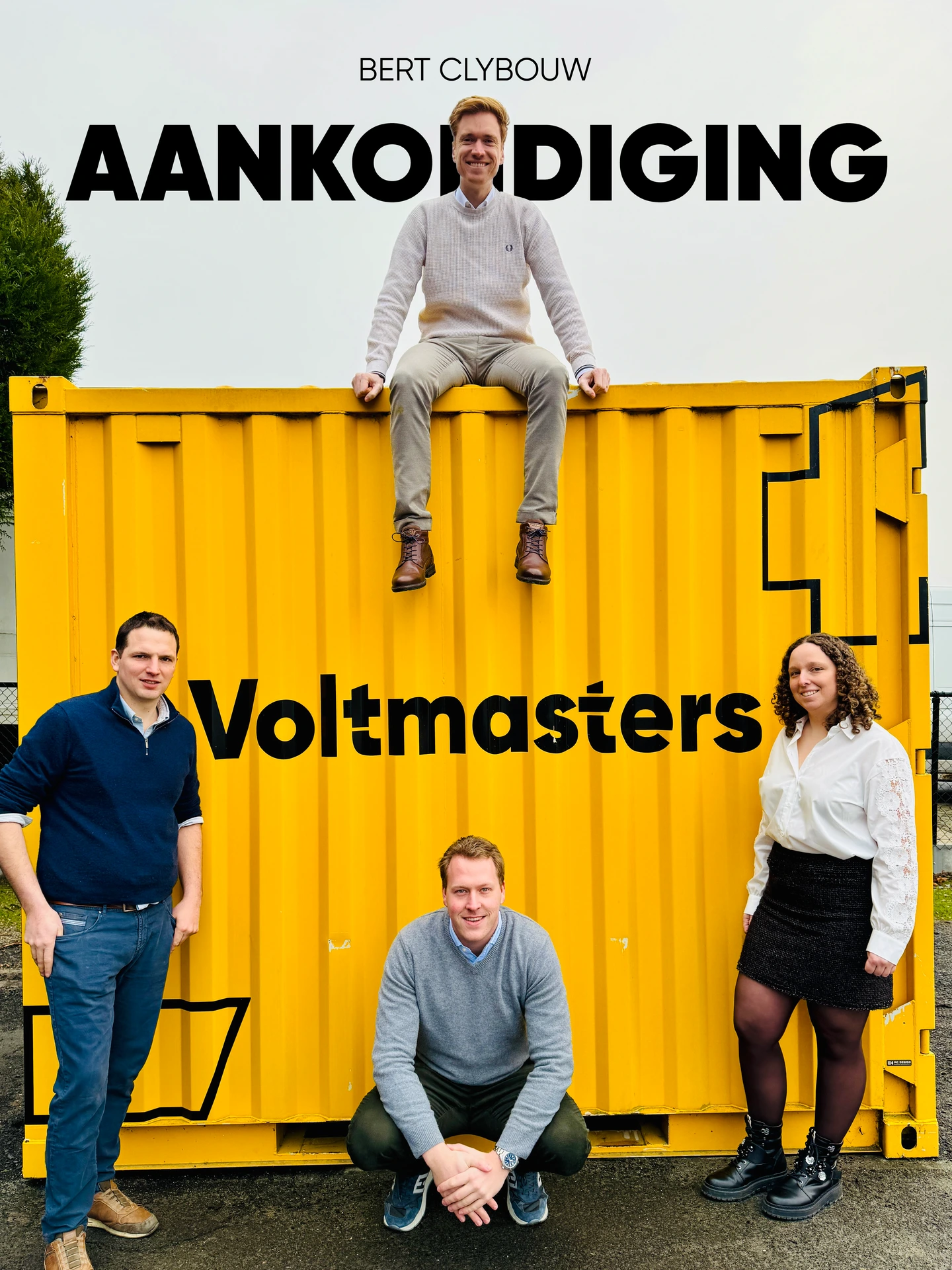 Het Voltmasters-team bij de gele bedrijfscontainer