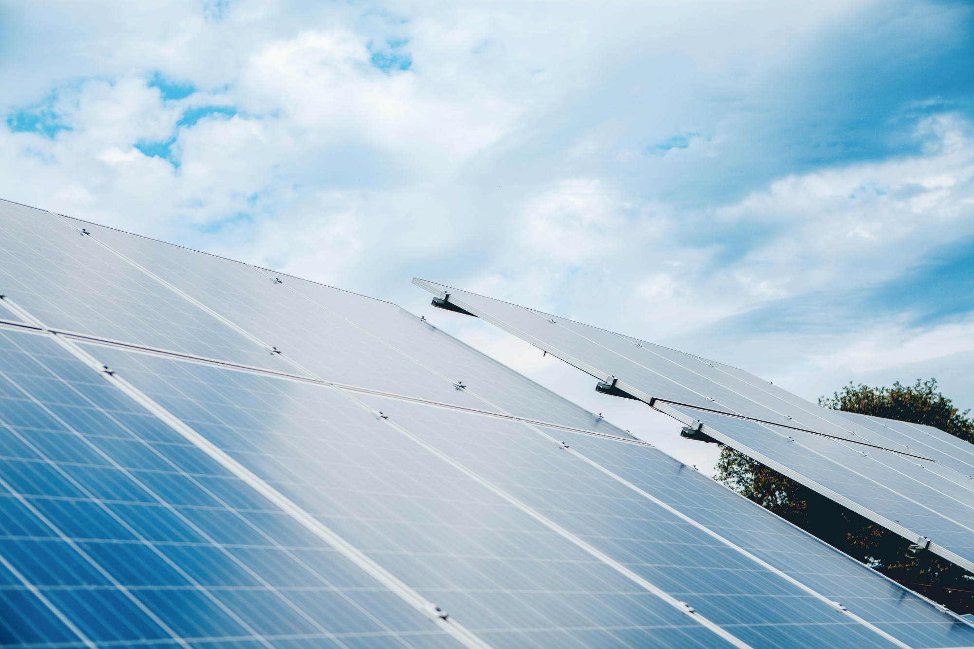 Zonnepanelen op een dak tegen een bewolkte hemel