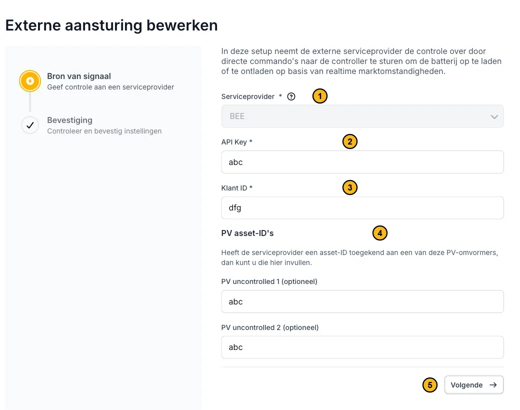 The edit screen for external control of a BEE project, in Dutch, with five numbered parts. 1: Serviceprovider, locked when editing. 2: API Key. 3: Klant ID. 4: the PV asset IDs, optional. 5: the Volgende button.