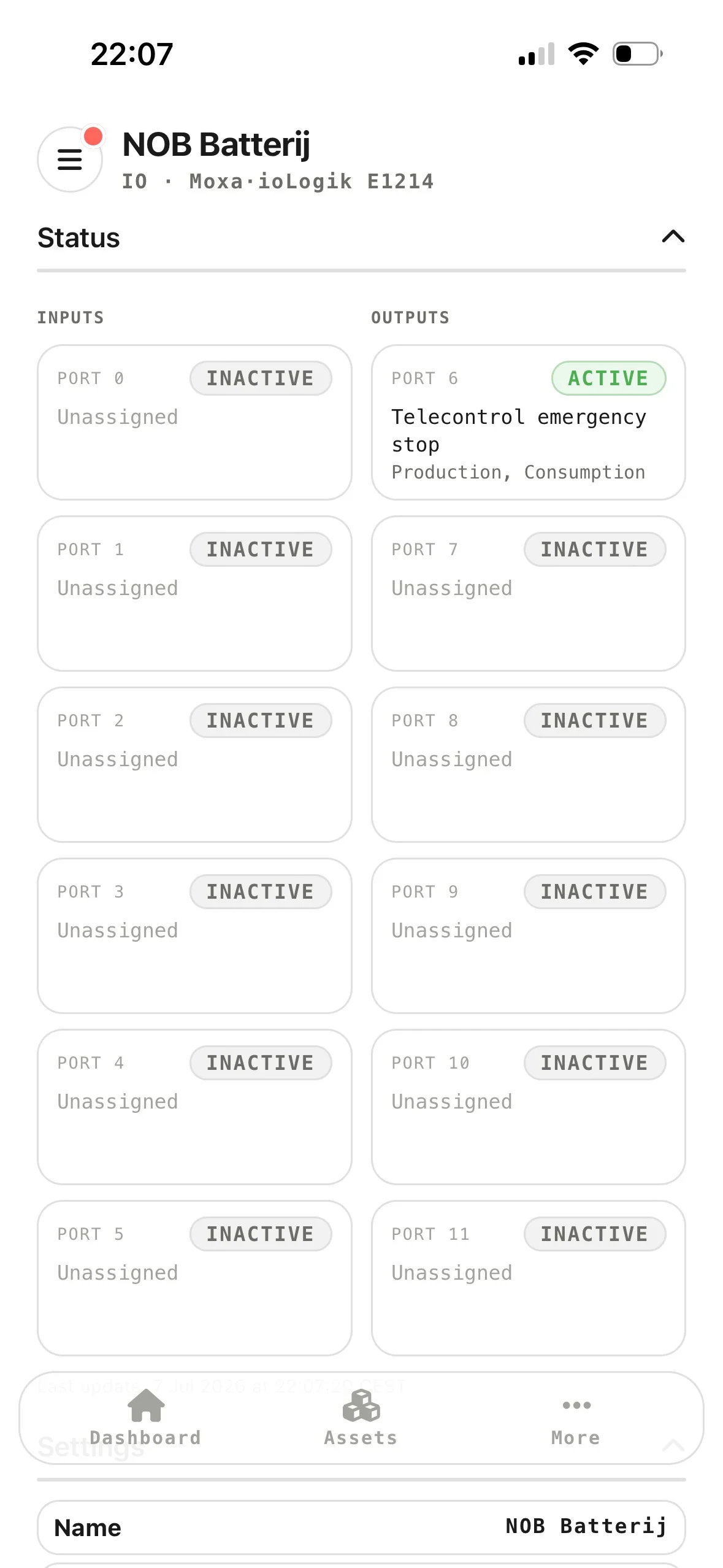 The mobile app showing the port status of an IO extension, with port 6 active and assigned to the telecontrol emergency stop for production and consumption.