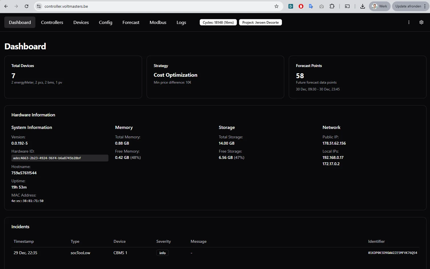 The controller web interface dashboard with the device count, the active strategy, the forecast points, the hardware and network information and the incident list.