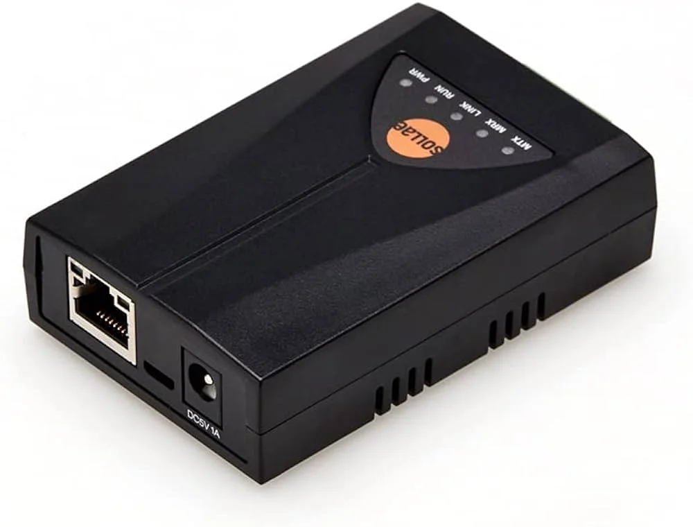 De Sollae-converter, een klein zwart kastje met een ethernetpoort, een voedingsaansluiting van 5V gelijkspanning en statusleds voor voeding, werking, verbinding en dataverkeer.