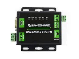 De Waveshare RS232/485 TO ETH-converter met de seriële aansluitingen links en de ethernetpoort en klemmen rechts.