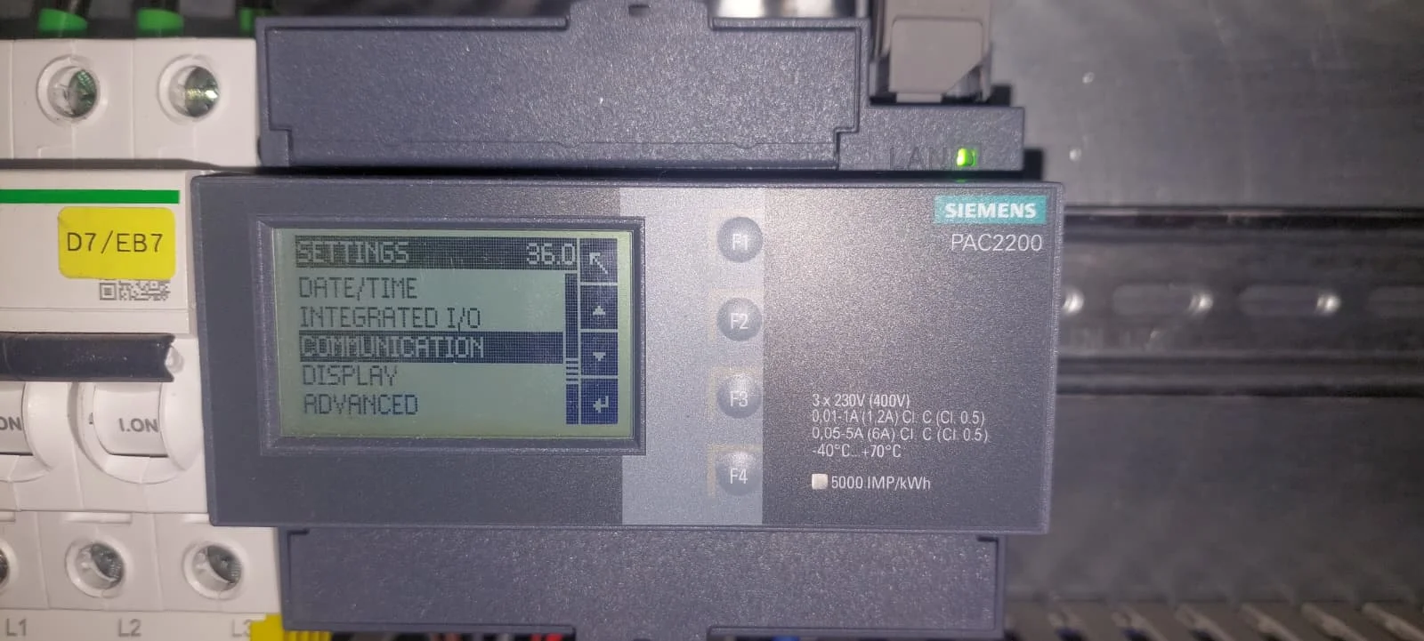 Het menu Settings van de PAC2200 met Communication uitgelicht, tussen Integrated I/O en Display.