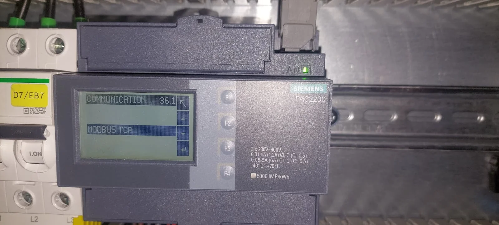 Het menu Communication van de PAC2200 met zijn enige item, Modbus TCP, uitgelicht.