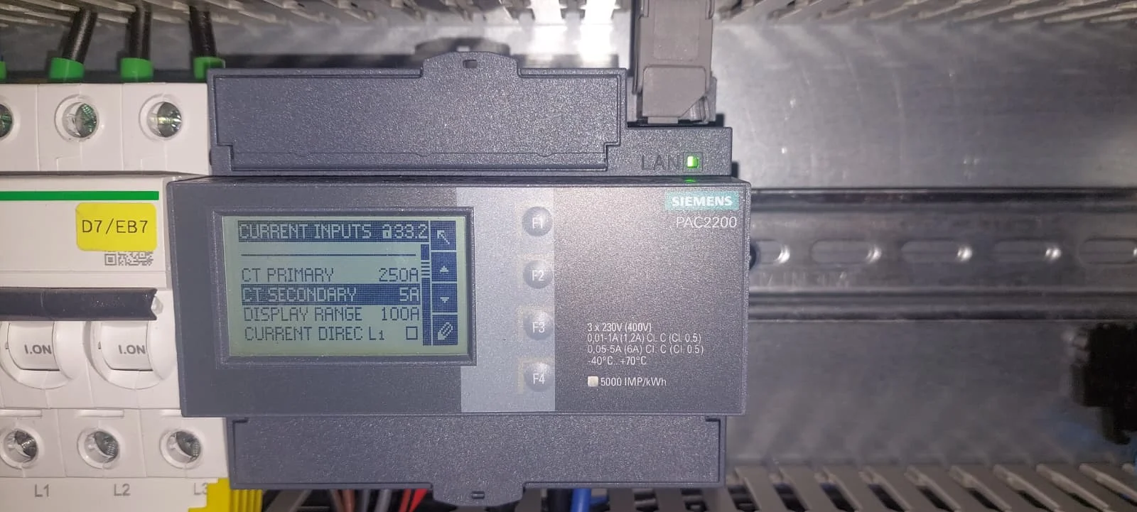 Het scherm Current inputs van de PAC2200 met CT primary 250 A, CT secondary 5 A en een weergavebereik van 100 A.