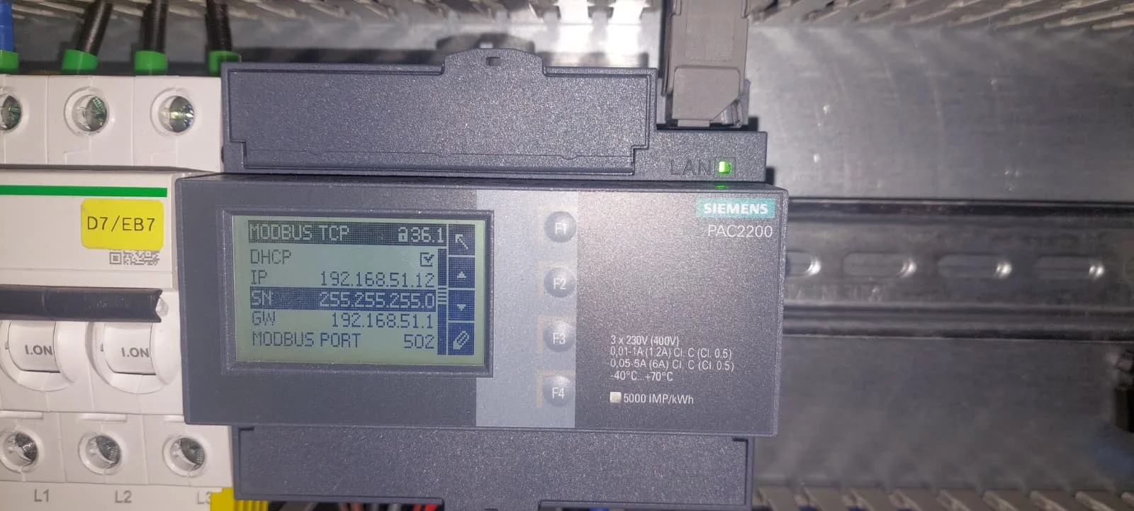 Het Modbus TCP-scherm van de PAC2200 met DHCP aangevinkt, het IP-adres, subnetmasker en de gateway ingevuld, en Modbus-poort 502.