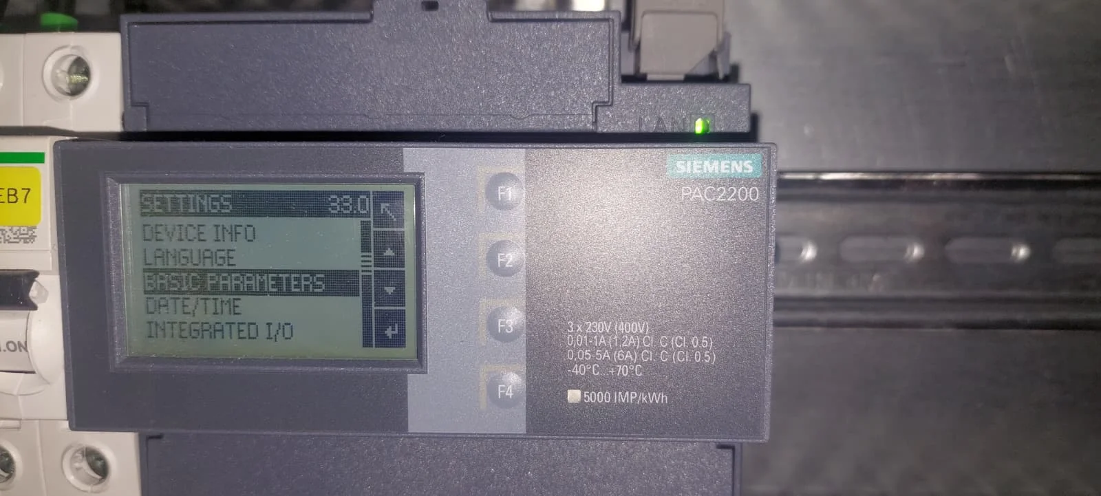 Het menu Settings van de PAC2200 met Basic parameters uitgelicht, onder Device info en Language.