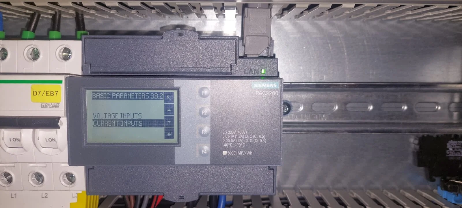 Het menu Basic parameters van de PAC2200 met Voltage inputs en Current inputs, waarbij Current inputs uitgelicht staat.