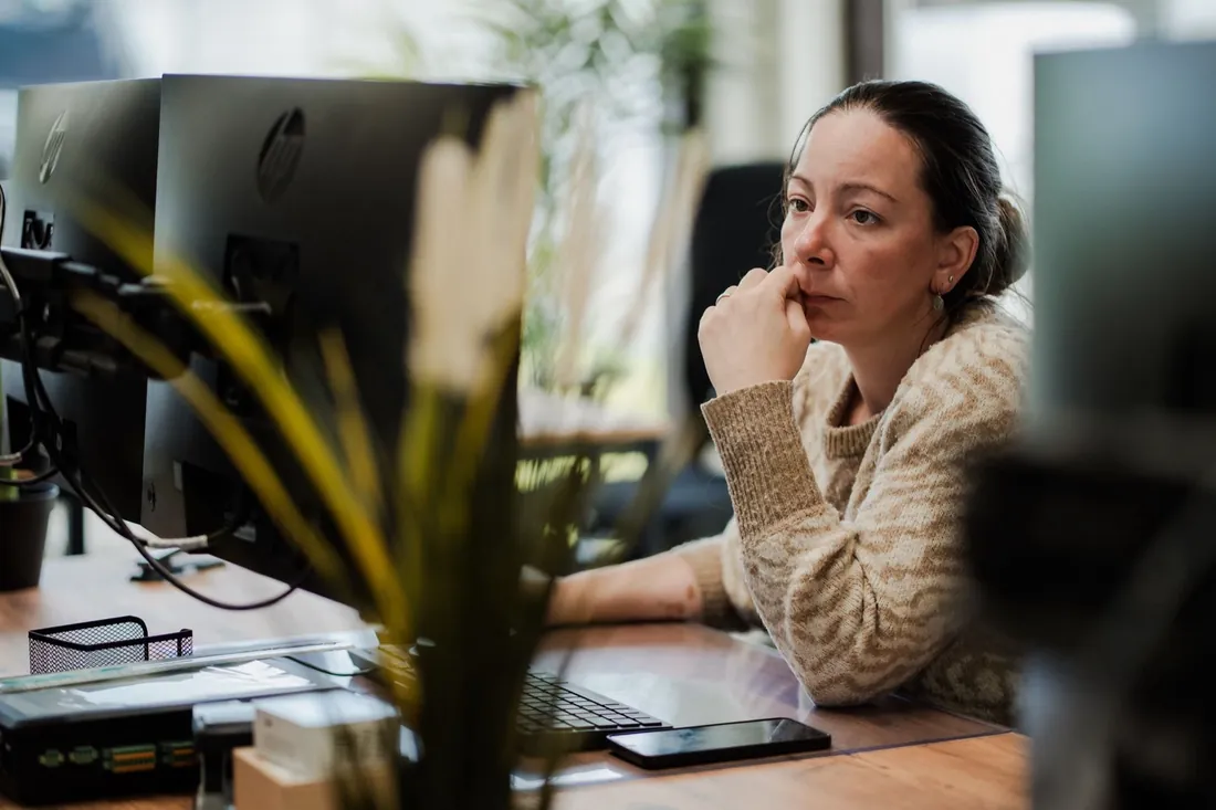 Een collega gefocust aan haar scherm