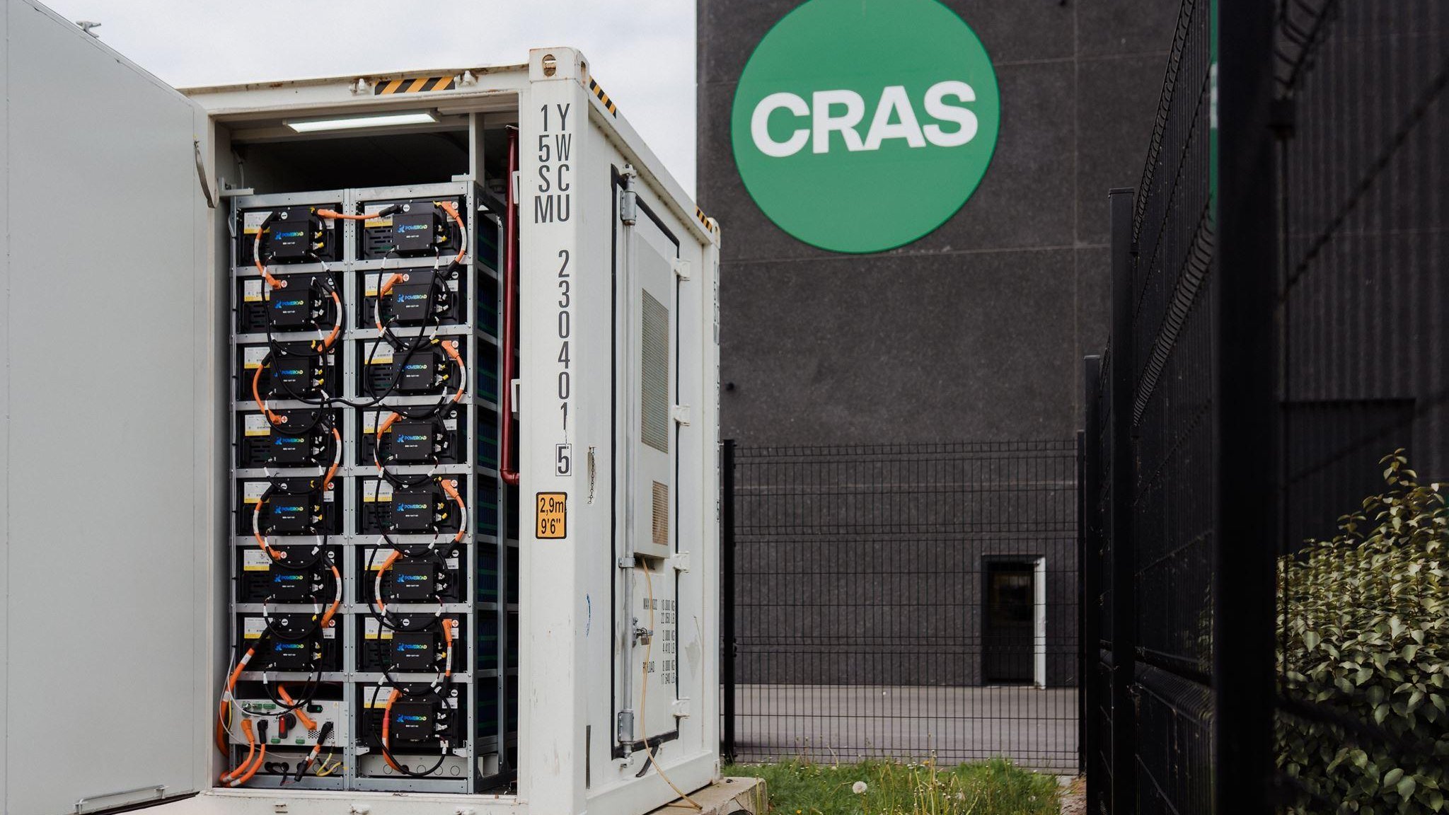 Open BESS-container met batterijcellen op de Cras-site in Oostende