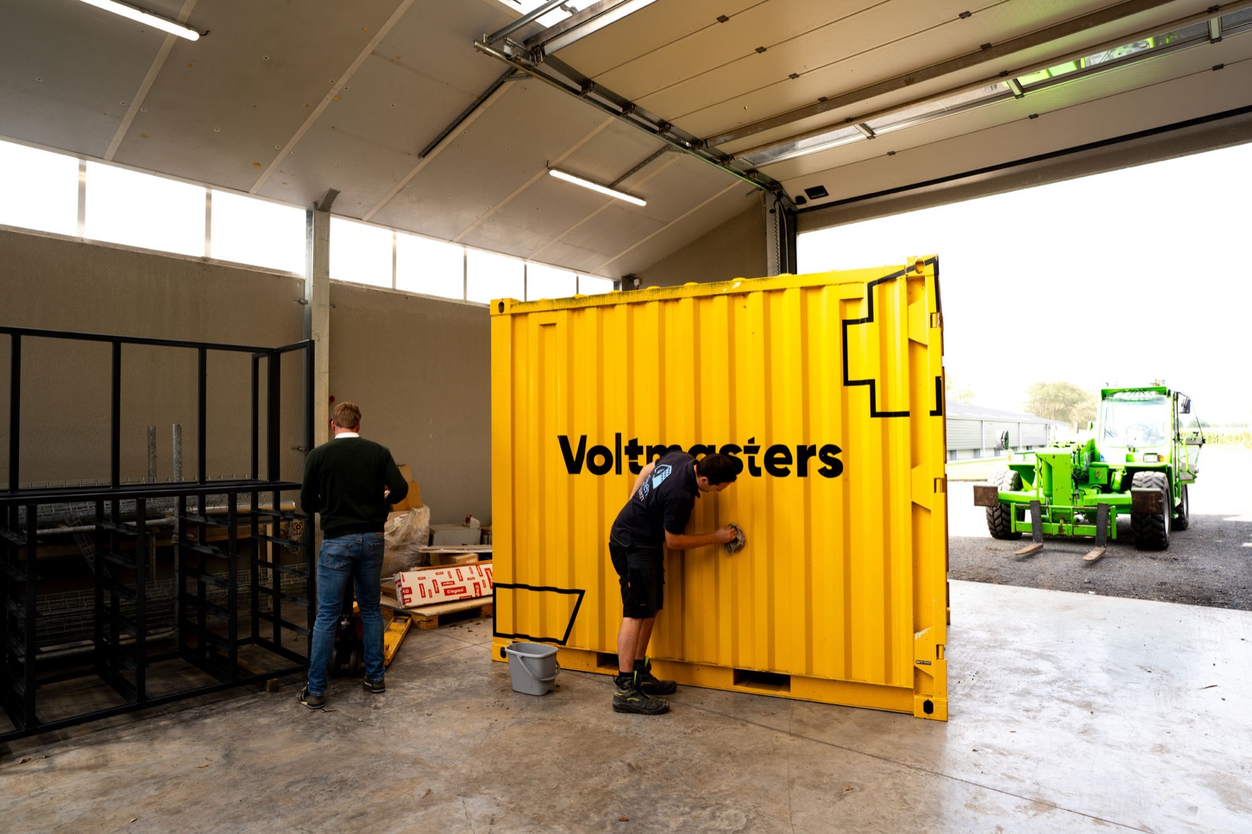 Gele Voltmasters-batterijcontainer wordt klaargemaakt voor balanceringsdiensten