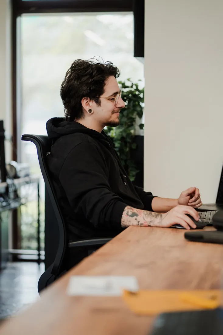 Een Voltmasters-ontwikkelaar aan het werk achter het scherm