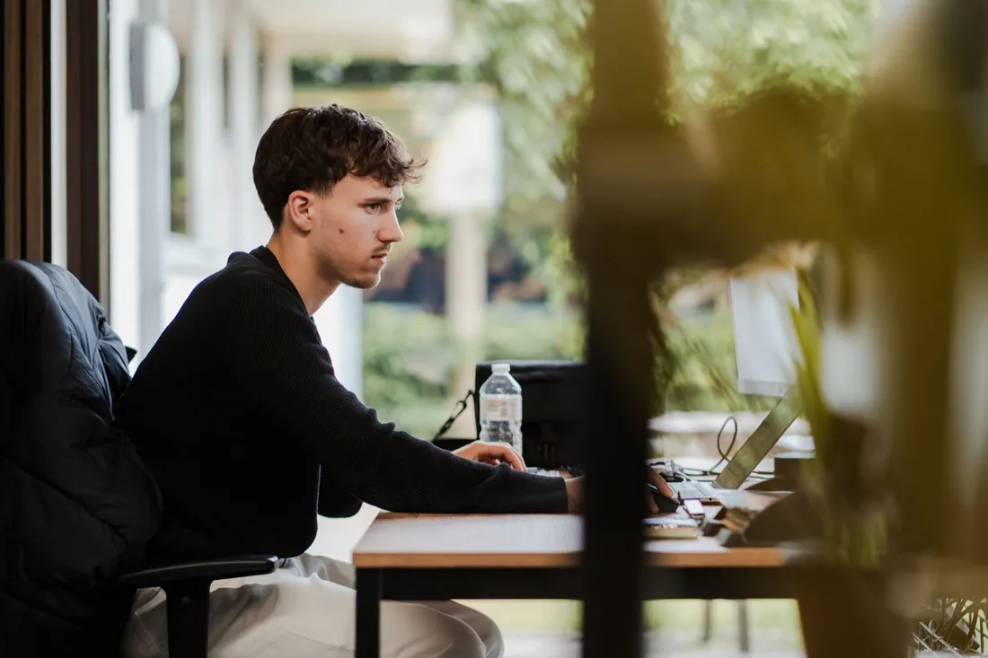 Een developer aan het werk bij het raam