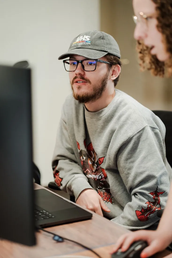 Twee developers bekijken samen code