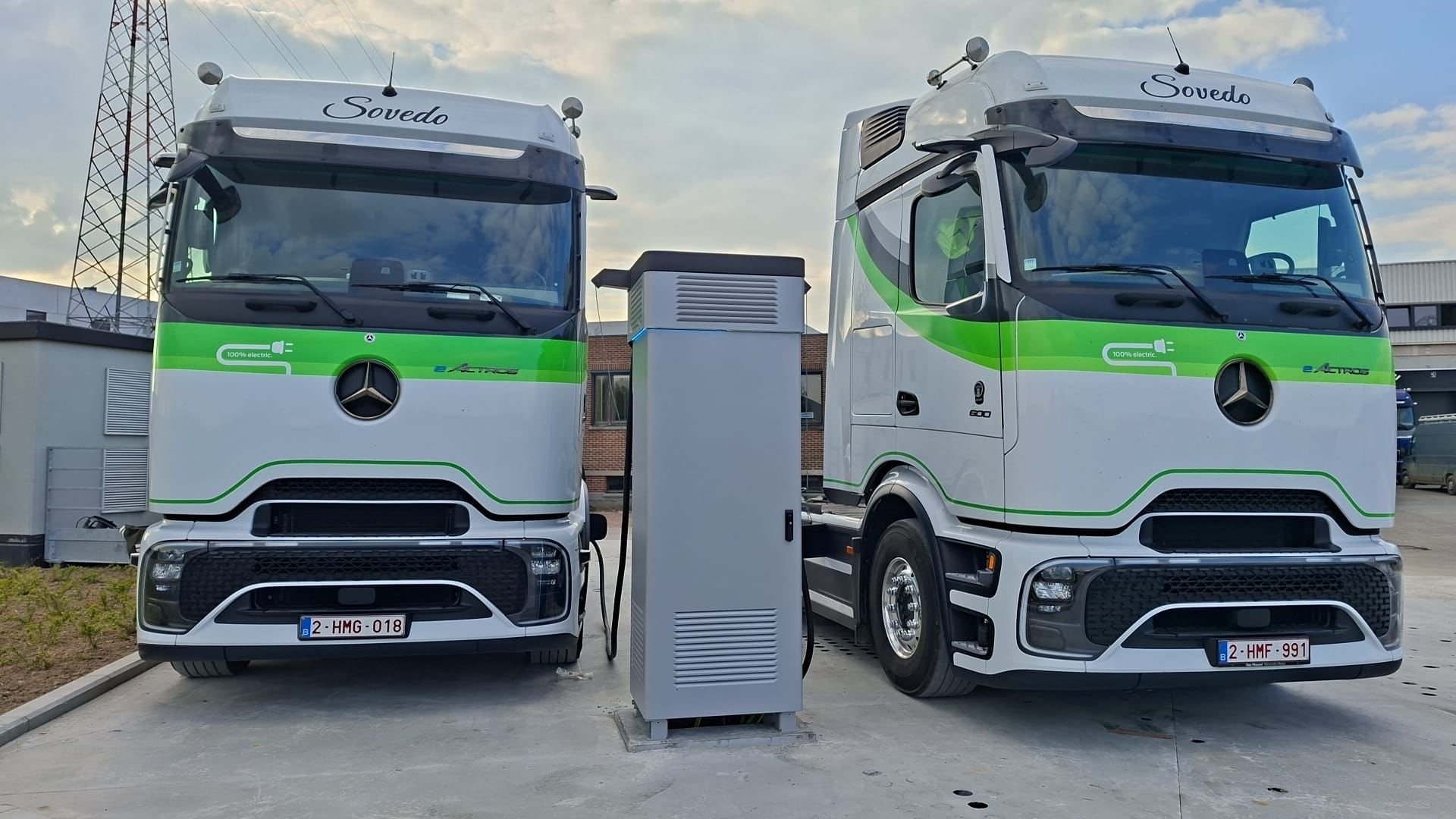 Twee Mercedes eActros elektrische vrachtwagens aan de snellader
