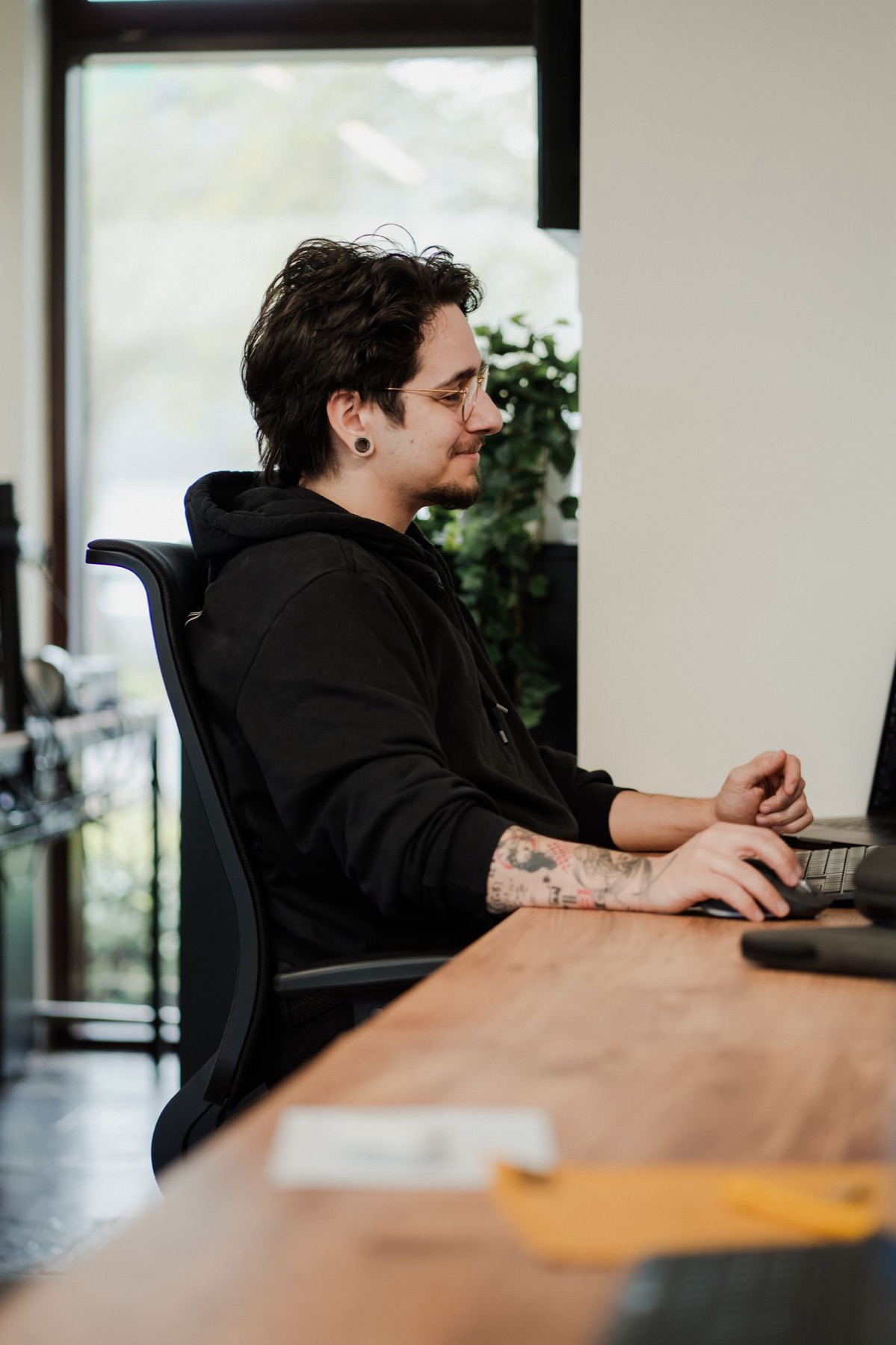 Een Voltmasters-developer werkt aan het platform op kantoor