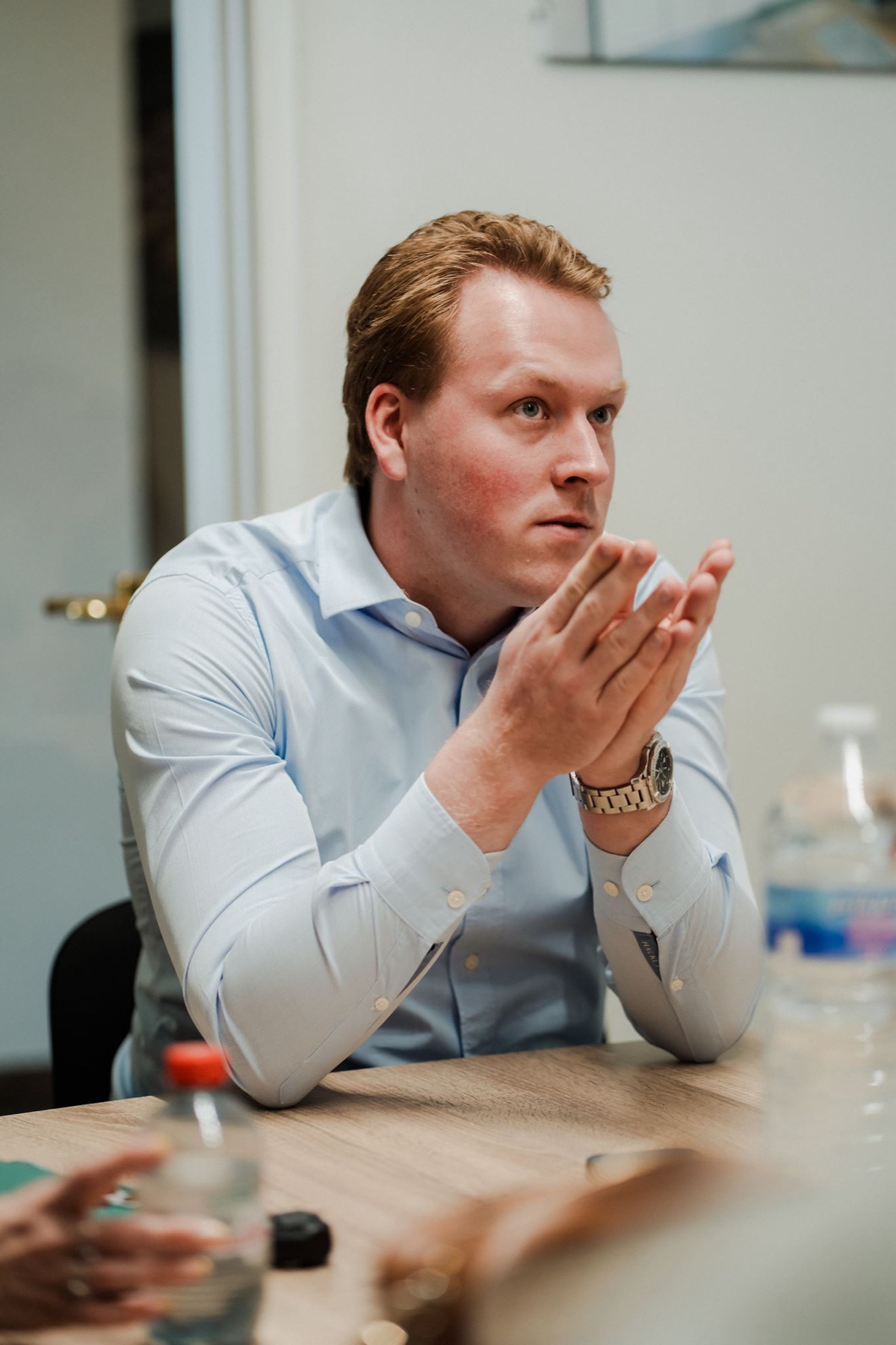 Een Voltmasters-medewerker in gesprek tijdens een projectoverleg