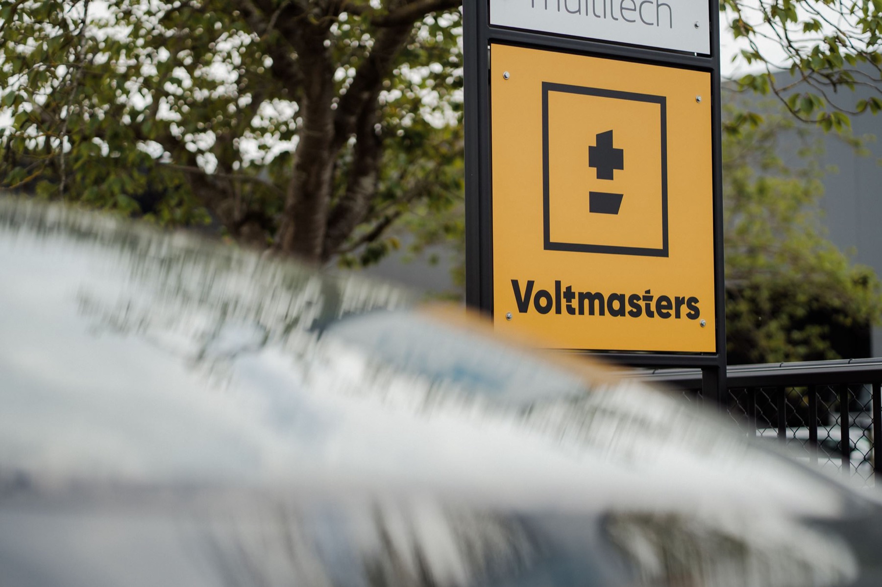 Het Voltmasters-bord aan het kantoor in Gistel
