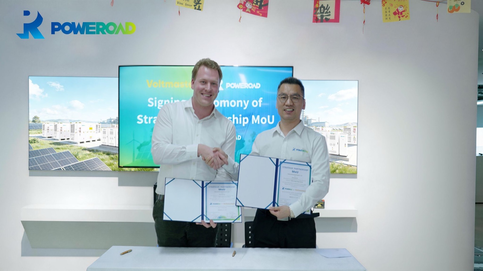 Mathieu Maeyaert of Voltmasters and Albert Su of Poweroad shaking hands at the signing of the strategic partnership MoU