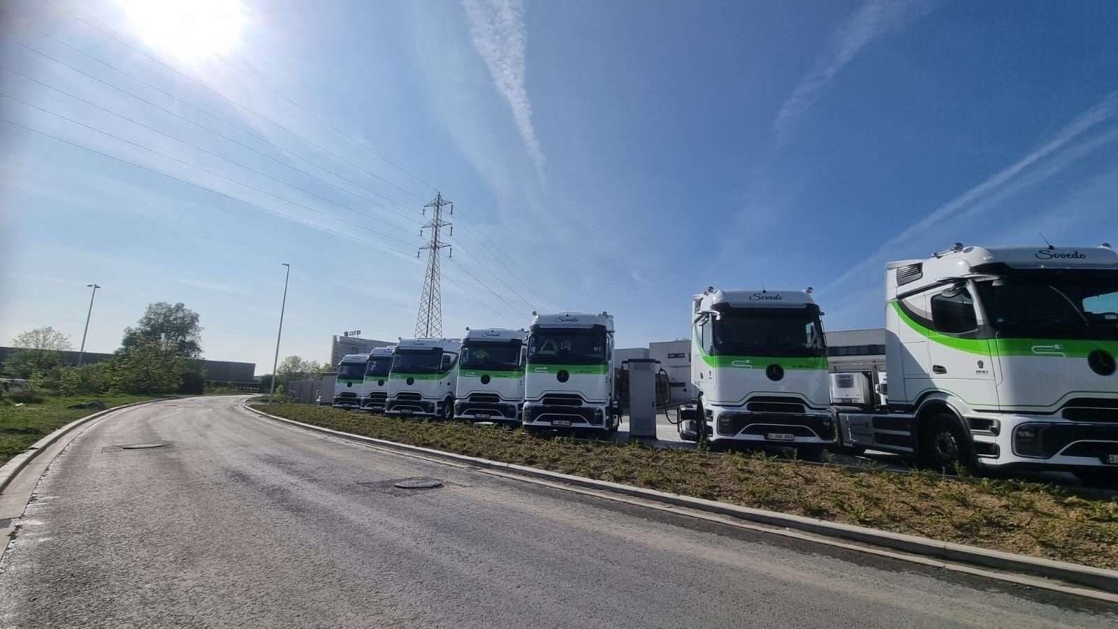 Vloot van elf elektrische vrachtwagens op het depot in West-Vlaanderen