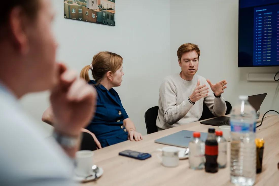 Het team bespreekt een energiesimulatie