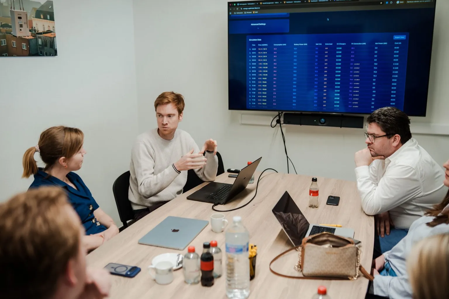 The Voltmasters team discussing an energy simulation at the office in Gistel